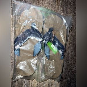 Sanuk sandals size 9 unworn